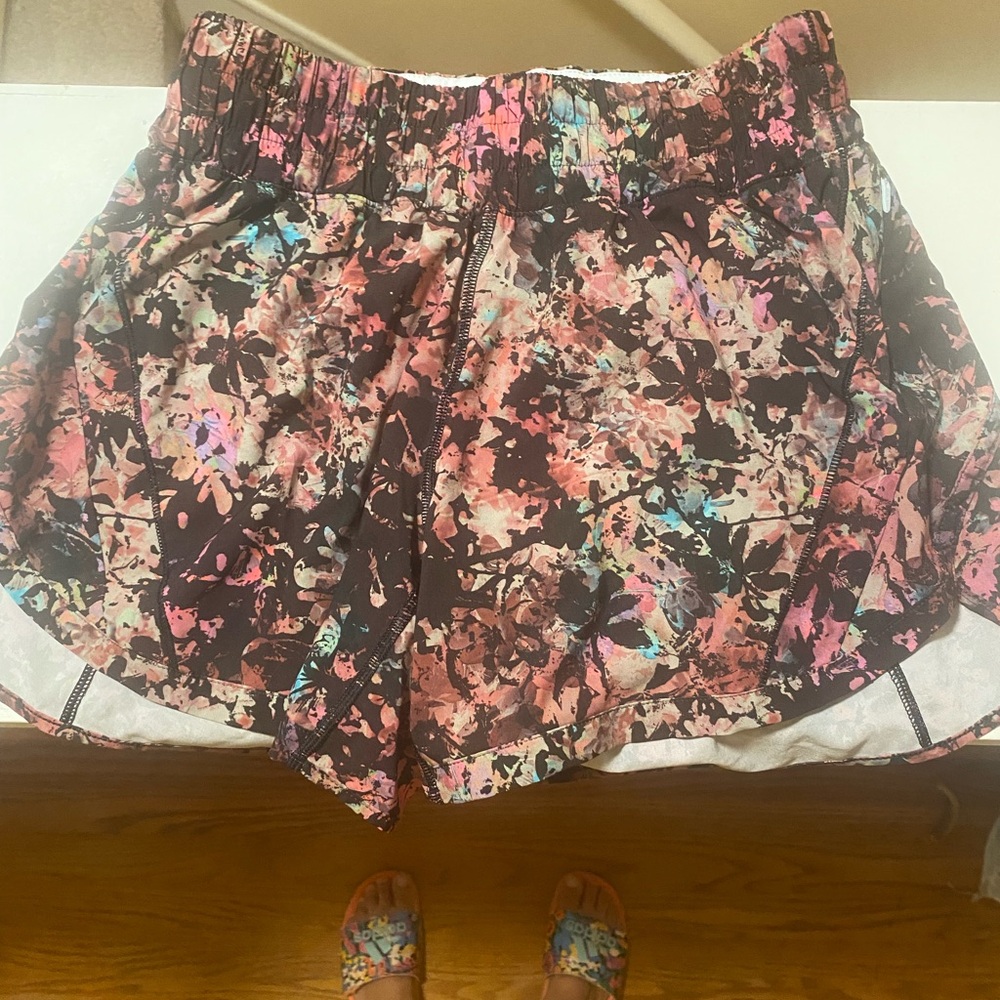Lululemon Hotty Hot LR Low Rise Multi Color Shorts 4" Lined Size 6